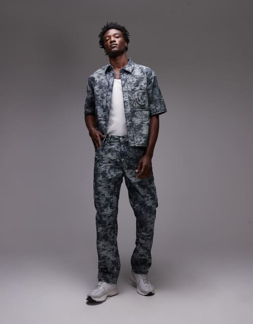 True Religion – Bobby Super T – Niebieskie jeansy z kieszeniami z klapkami i żakardowym wzorem, część zestawu