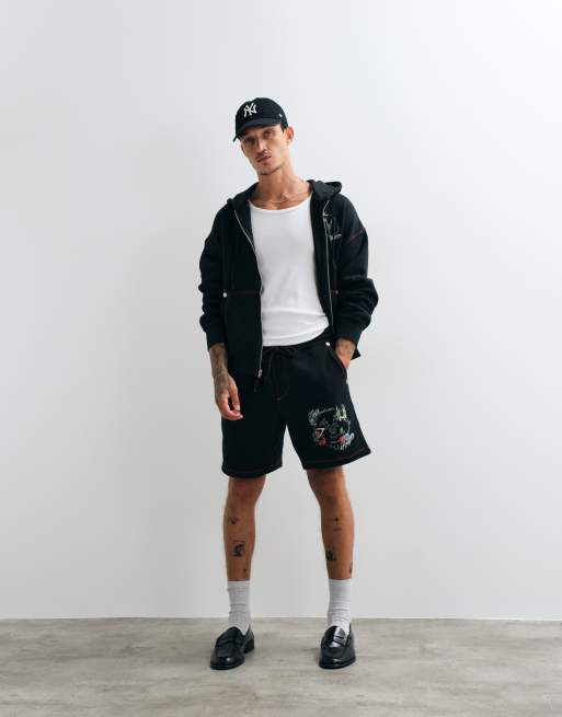 True Religion Buddha-Gesicht Grafik-Fleece-Shorts als Kombiteil in Schwarz, 3 von 5