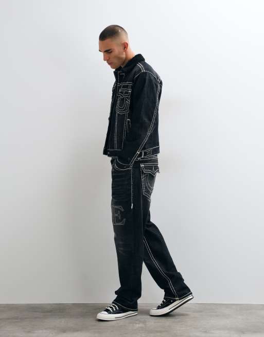 True Religion - conjunto de vaqueros con logo en relieve, bolsillos con solapa y lavado negro, 2 de 5