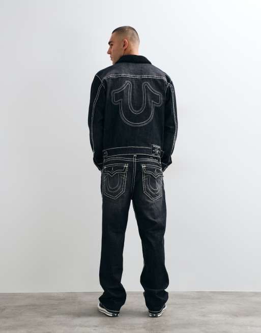 True Religion - conjunto de vaqueros con logo en relieve, bolsillos con solapa y lavado negro, 3 de 5