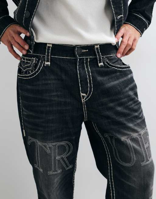 True Religion - conjunto de vaqueros con logo en relieve, bolsillos con solapa y lavado negro, 4 de 5