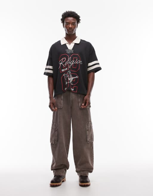 True Religion – Czarny top z dużym kontrastowym kołnierzem i sportowym nadrukiem, 2 z 5