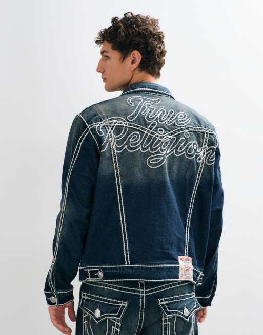 True Religion - Jimmy - Coordinato con jeans e giacca trucker con stampa sul retro e cuciture stile corda, 2 di 3