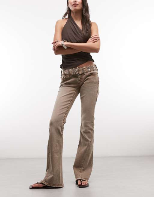 True Religion - Jeans a zampa a vita bassa color fudge con cintura e borchie