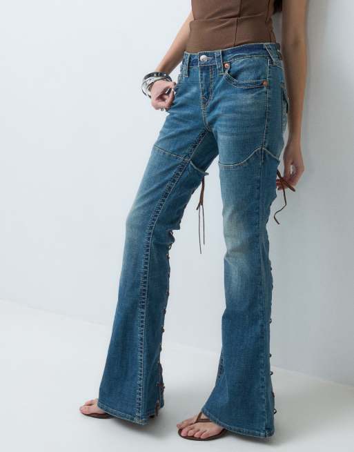 True Religion jeans med snörning, medelhög midja och ultra utsvängd benvidd i mellanblå tvätt, 2 av 5