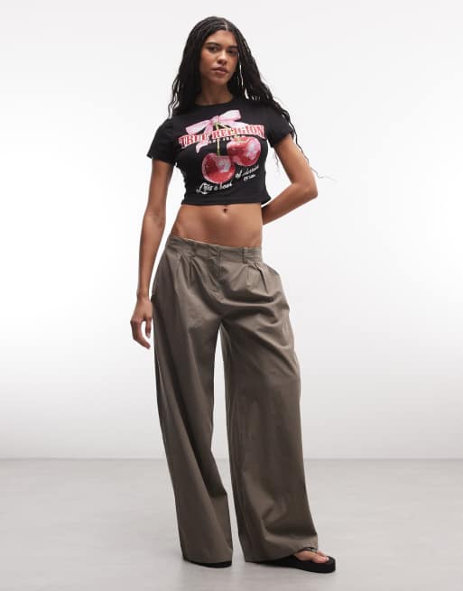 True Religion – Knapp geschnittenes T-Shirt in Schwarz mit Kirsch-Print, 2 von 4