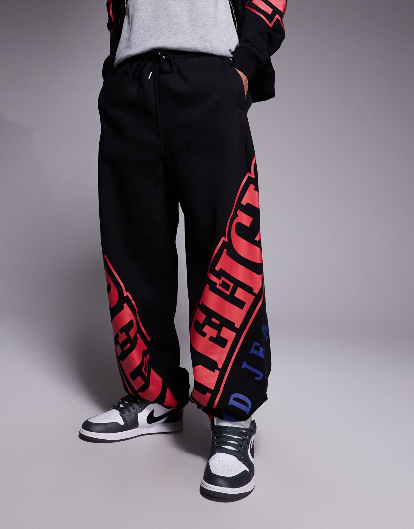 Спортивные брюки с логотипом True Religion overarch на завязках черного цвета - часть комплекта