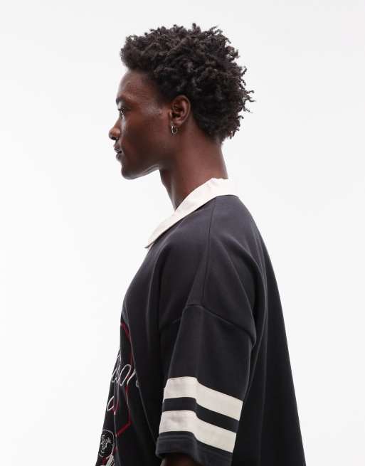 True Religion – Oversize-Top in Schwarz mit Sport-Motiv und kontrastierendem Kragendetail, 4 von 5