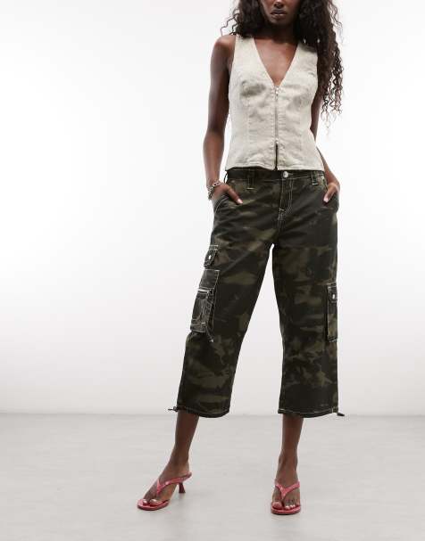 True Religion - pantalones cargo capri de talle medio con estampado camuflaje en verde - view 1