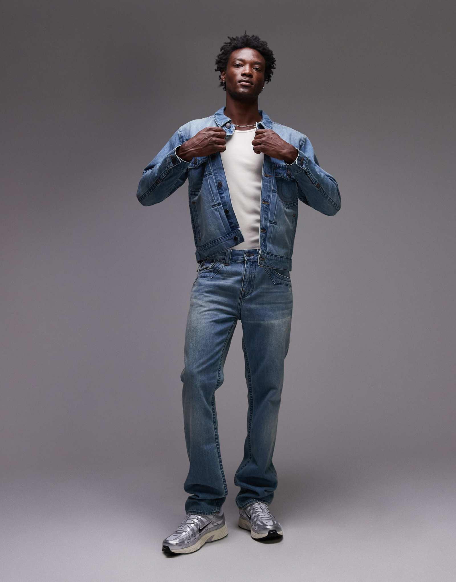 Мешковатые джинсы True Religion Ricky с клапаном на кармане синего цвета, постиранные в стирке - часть комплекта