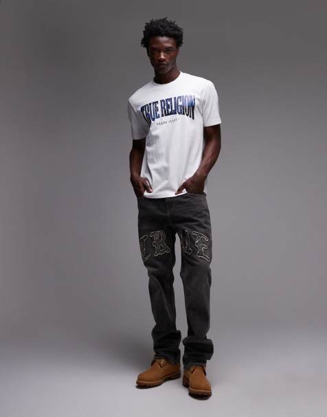 True Religion – Ricky – Gerade geschnittene Jeans in grauer Waschung mit ausgefranster Logo-Stickerei vorne und Umschlagtasche - view 1