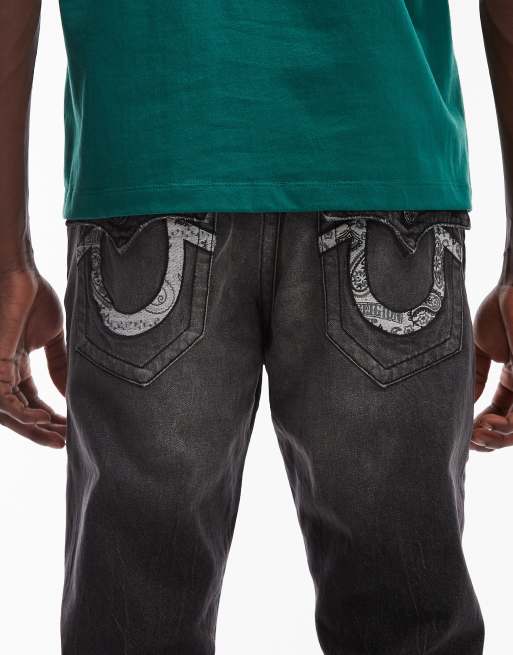 True Religion - Ricky - Jeans ampi lavaggio nero con ricamo stile bandana e tasche con patta, 4 di 5