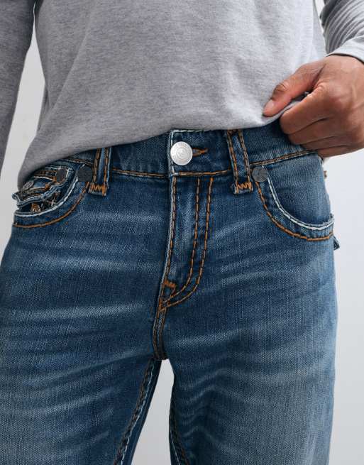 True Religion ricky jeans med lige pasform, ropestitch, flap-lommer og denim i mellemvask blå, 2 af 5