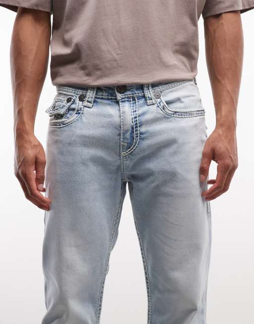 True Religion – Ricky – Schmal geschnittene Jeans in verwaschenem Hellblau mit Pattentaschen , 4 von 5