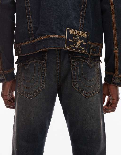 True Religion – Ricky Super Flatlock – Jeans in dunkler Indigo-Waschung mit Pattentaschen, Kombiteil, 4 von 5