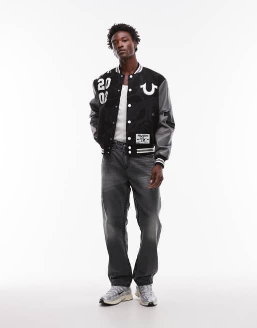 True Religion - Sort bomber-jakke i varsity-stil med ærmer i imiteret læder samt patch-detalje, 2 af 5