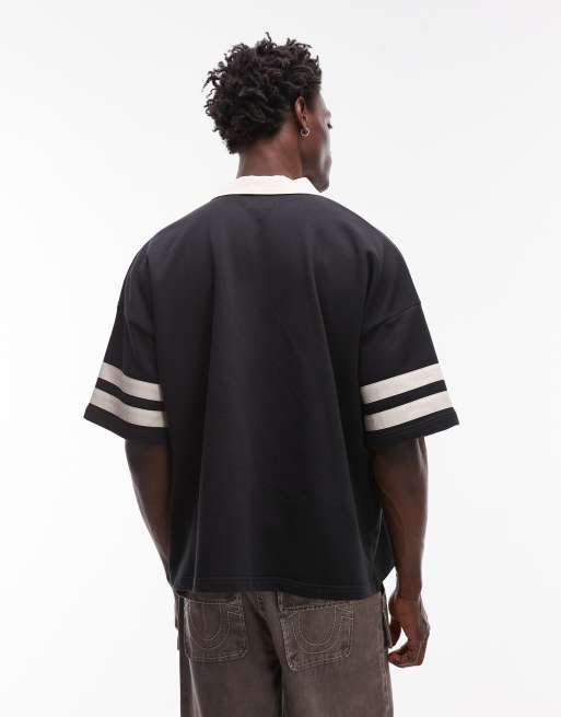 True Religion – Svart topp i oversize med kontrastfärgad krage och sportigt tryck, 3 av 5