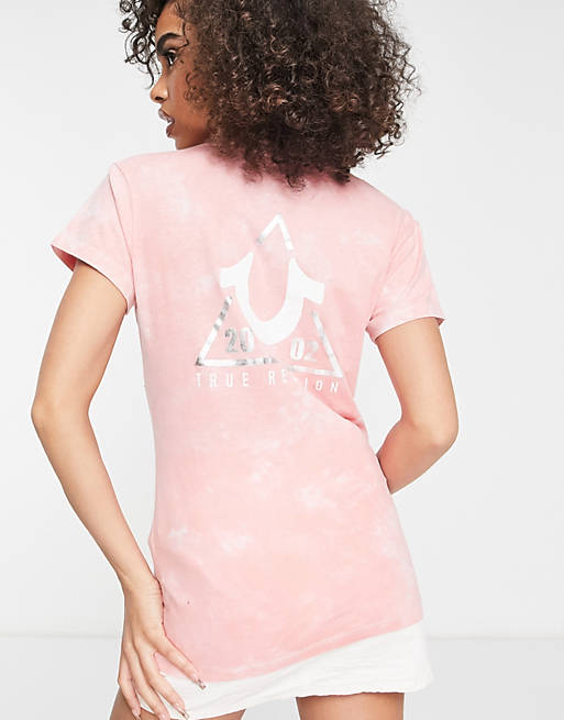True Religion - T-shirt a maniche corte con scollo a V corallo tie-dye con logo laminato a triangolo