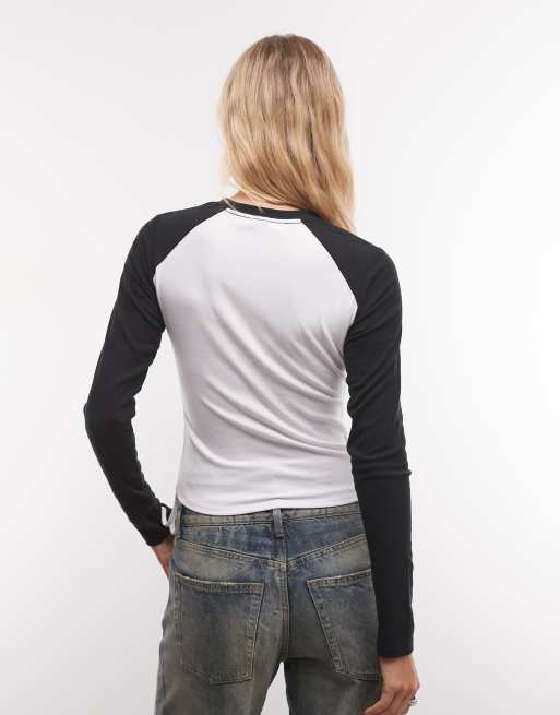 True Religion - top raglán de manga larga con logo gráfico de cristal en blanco/negro, 4 de 4
