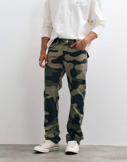 True Religion - vaqueros Ricky de sarga holgados con bolsillos de solapa y estampado camuflaje verde, 2 de 5