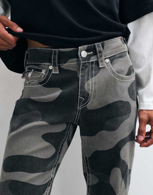 True Religion - vaqueros Ricky de sarga holgados con solapa y estampado camuflaje negro, 5 de 5