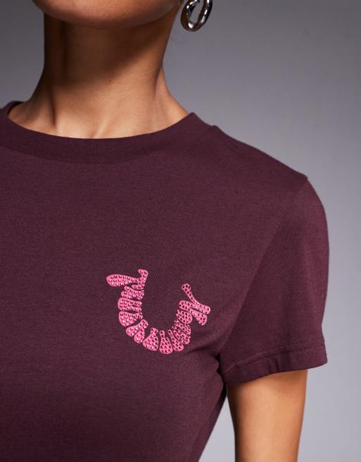True Religion – Vinröd, krympt t-shirt med strassprydd logga baktill, 4 av 4