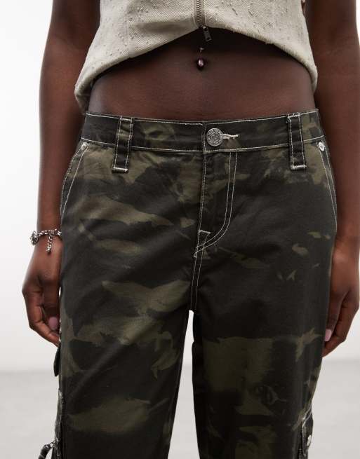 True Religion Y2K cargo capribyxor med medelhög midja i grön camo, 3 av 5