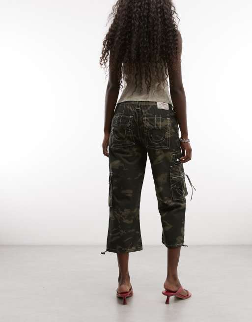 True Religion Y2K cargo capribyxor med medelhög midja i grön camo, 5 av 5