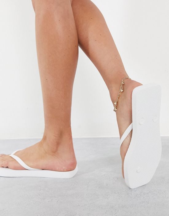 https://images.asos-media.com/products/truffle-collection-2-pack-square-toe-flip-flops-in-black-and-white/201390573-4?$n_550w$&wid=550&fit=constrain