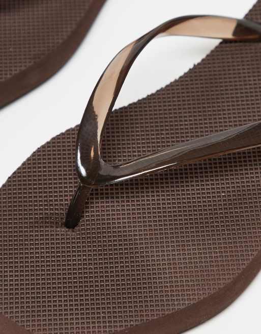 Truffle Collection – 2er-Pack Zehenstegsandalen in Beige und Braun mit eckiger Zehenpartie, 3 von 4