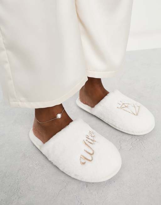 Truffle Collection - Alt til bruden - Cremehvide hjemmesko med 'Wifey'-print