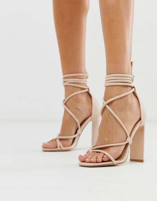 Truffle Collection – beige sandaler med hæl og tårem samt bindebånd om benet