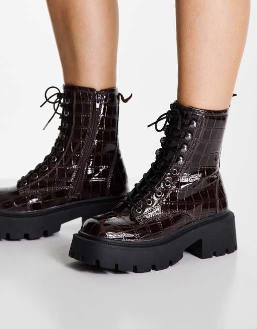 Truffle Collection - Bottes lacées à bout carré en similicuir épais - Marron croco