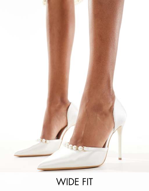 Truffle Collection - Bruidskleding - Pumps met hoge hak en versiering en brede pasvorm in ivoorwit satijn