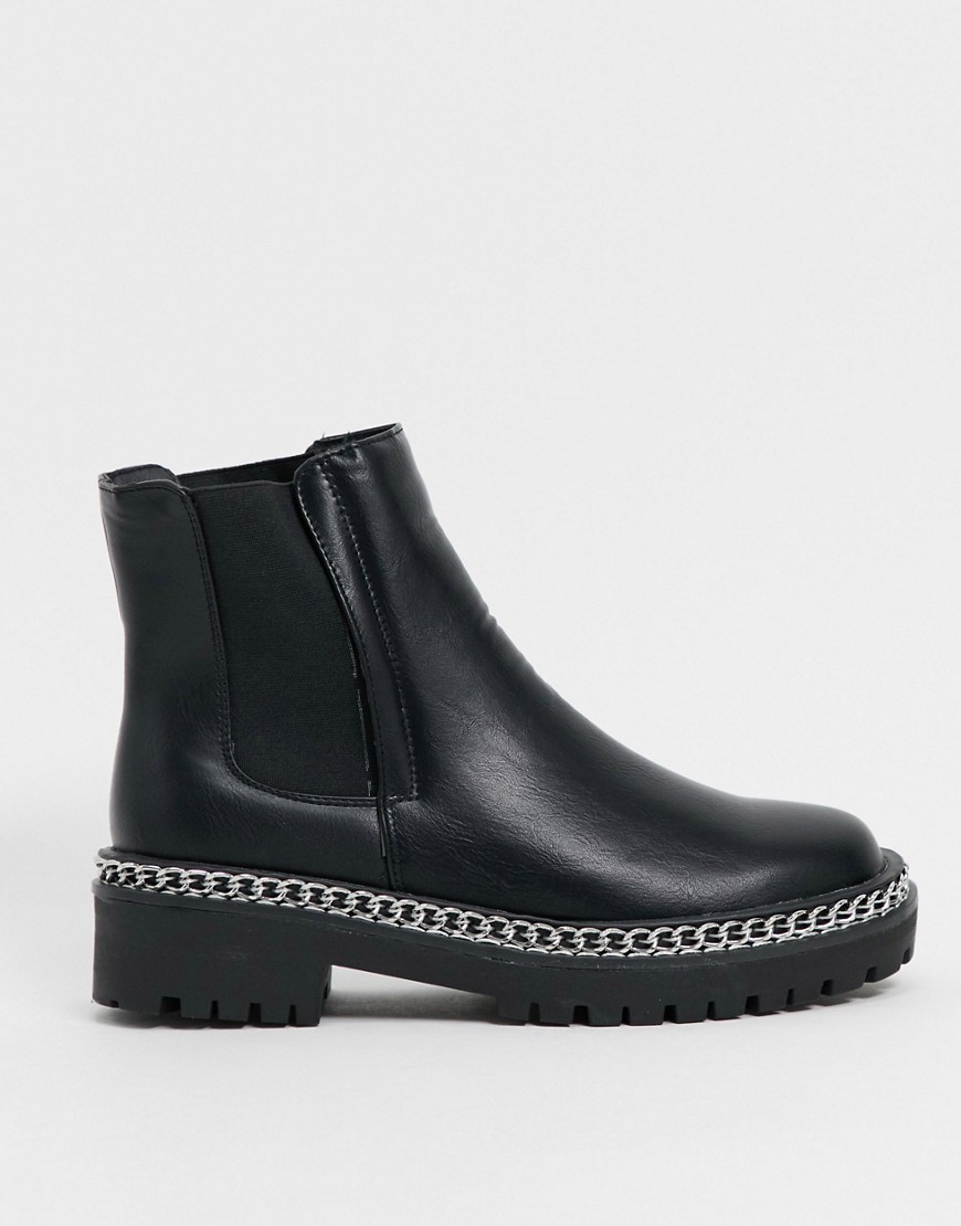 Chelsea boots in black with chain detail