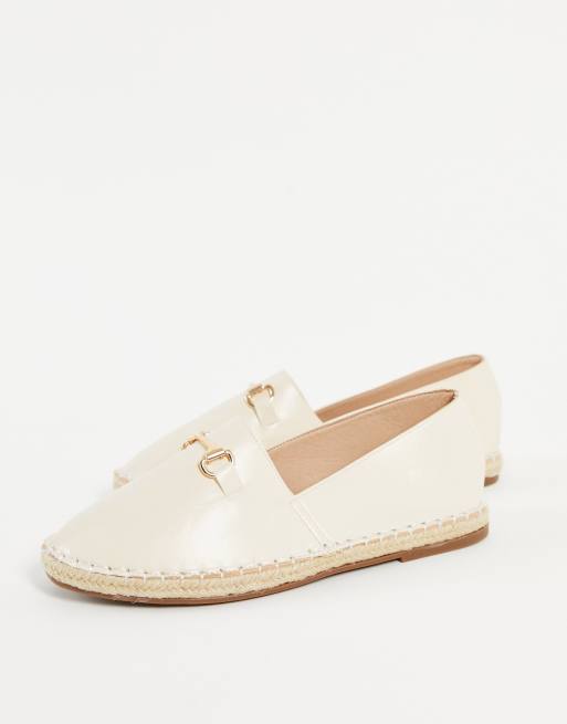 Truffle Collection - Cremefarvede espadriller i imiteret læder med metaldetalje