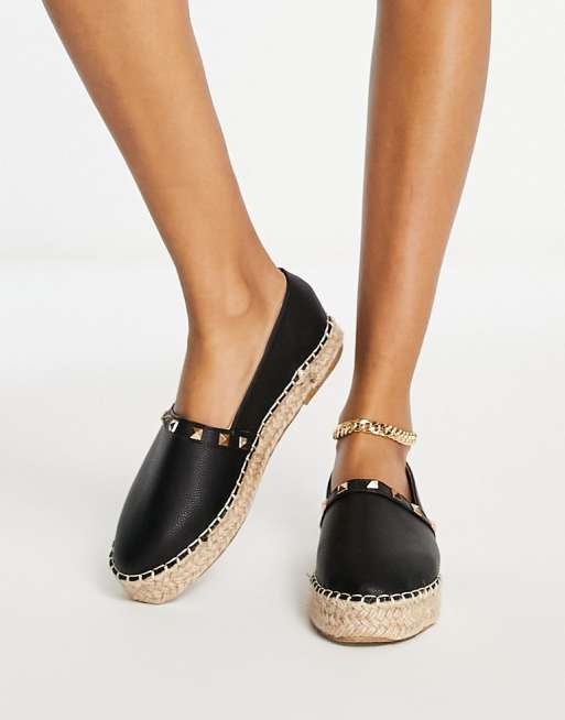 Truffle Collection – Czarne espadryle z imitacji skóry z ćwiekami