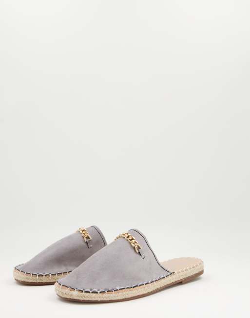 Truffle Collection - Espadrilles imitation daim ouvertes au talon avec finitions en métal - Gris