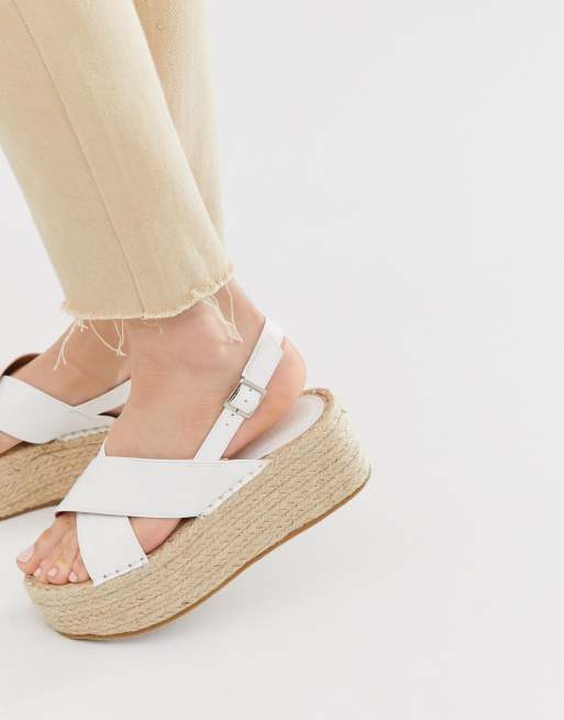 Truffle Collection – Espadrilles mit gekreuzten Riemen und flacher Plateausohle