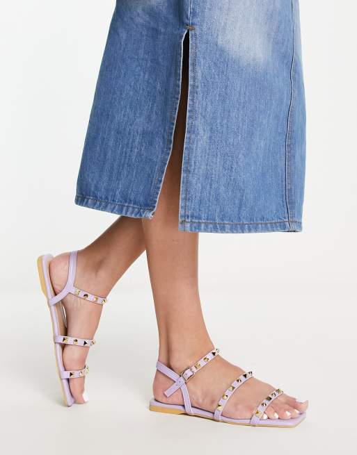 Truffle Collection – Flache, mit Nieten besetzte Riemchensandalen in Flieder, 3 von 4