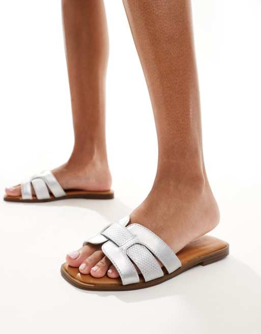 Truffle Collection – Flache Mules in Silber