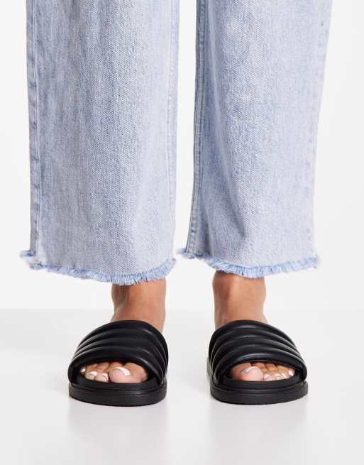 Truffle Collection - Gewatteerde slippers in zwart