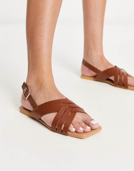 Truffle Collection – Gewebte Sandalen in Hellbraun mit Fersenriemen