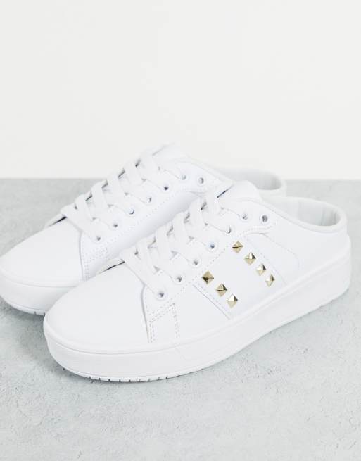 Truffle Collection - Instapsneakers met open achterkant, studs en plateauzool in wit