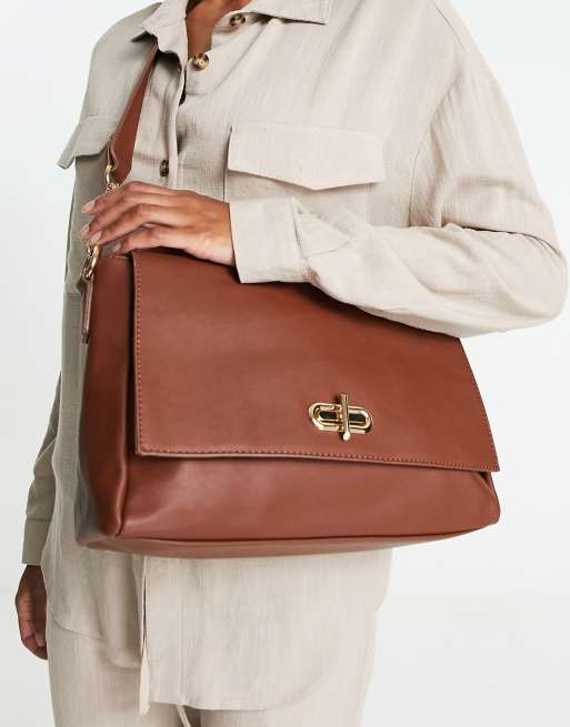 Truffle Collection – Jasnobrązowa luźna torebka crossbody z łańcuszkiem na pasku i skręconym zapięciem