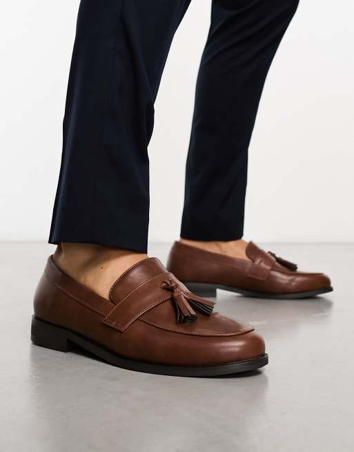 Truffle Collection – Jasnobrązowe loafersy z imitacji skóry z frędzlami