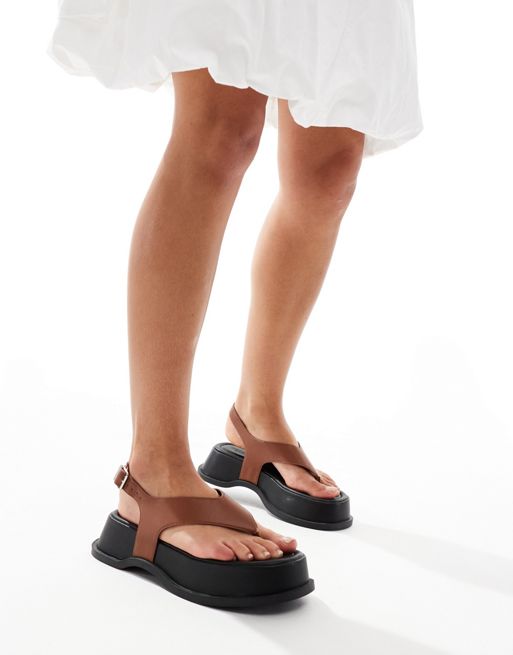 Truffle Collection – Jasnobrązowe sandały z paskiem T na grubej podeszwie