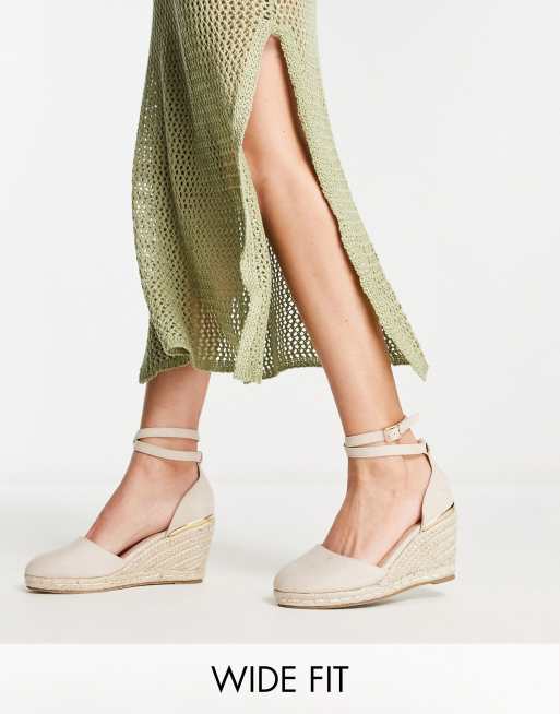 Truffle Collection – Keilabsatzschuhe mit geschlossener Zehenpartie in Beige, weite Passform