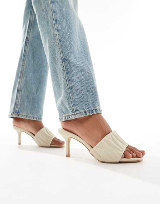 Truffle Collection – Ljusbeige, vadderade mules med klackar