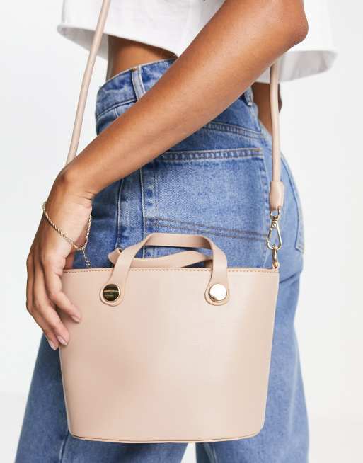 Truffle Collection – Ljusbrun strukturerad bucketväska i crossbody modell med avtagbar axelrem